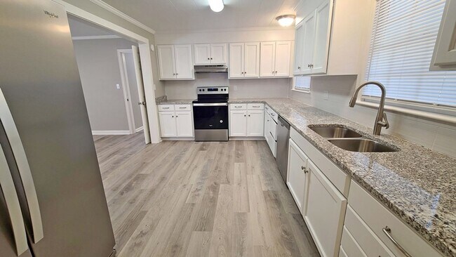 Building Photo - Modern Charm: Spacious 4-Bedroom Home with Inviting Amenities in Valdosta, GA