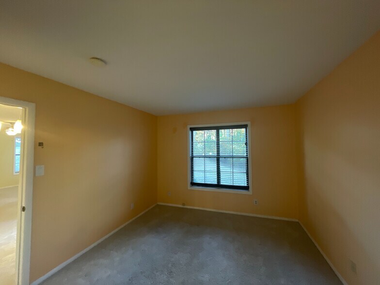 Building Photo - Room in Condo on Chimney Ridge Pl