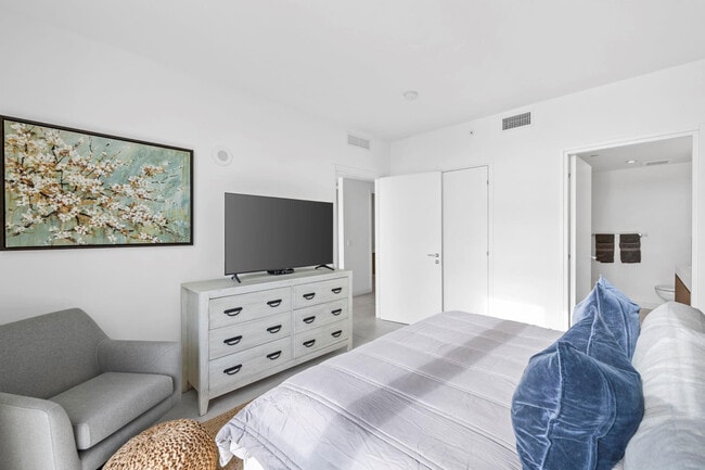 Building Photo - 401 N Birch Rd