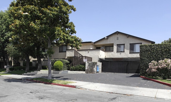 Primary Photo - 918 Apartments
