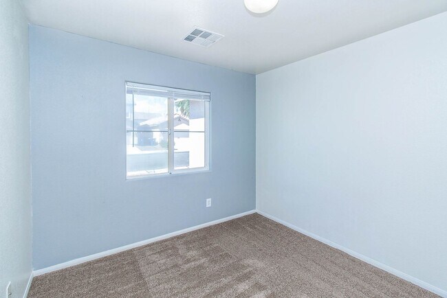 Building Photo - BEAUTIFUL SINGLE-STORY HOME LOCATED IN LAS...