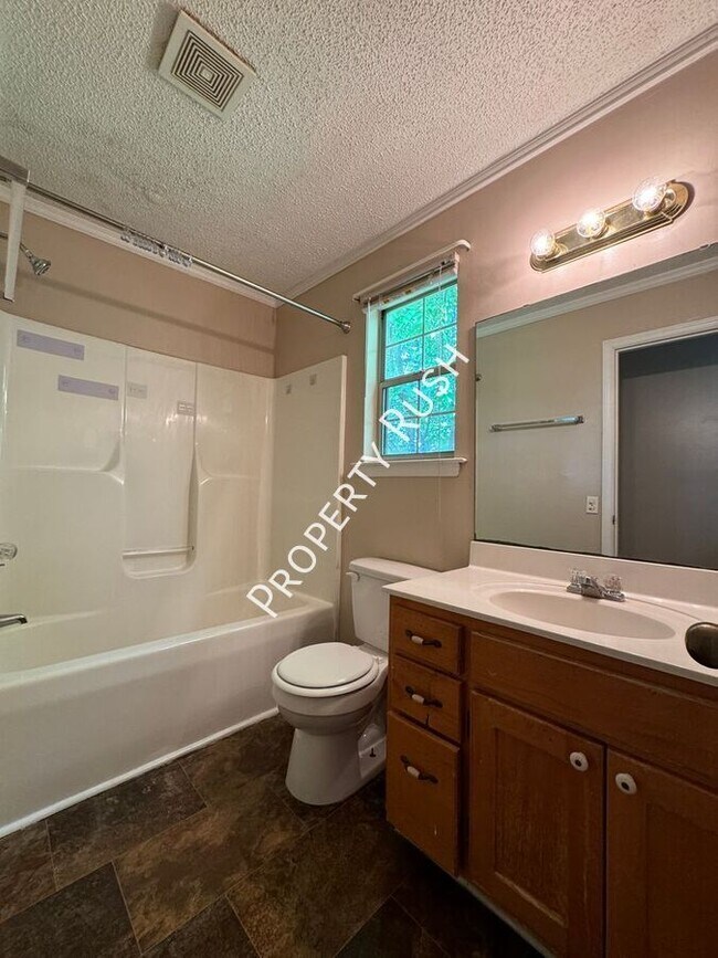 Building Photo - 1620 Hickory Pl