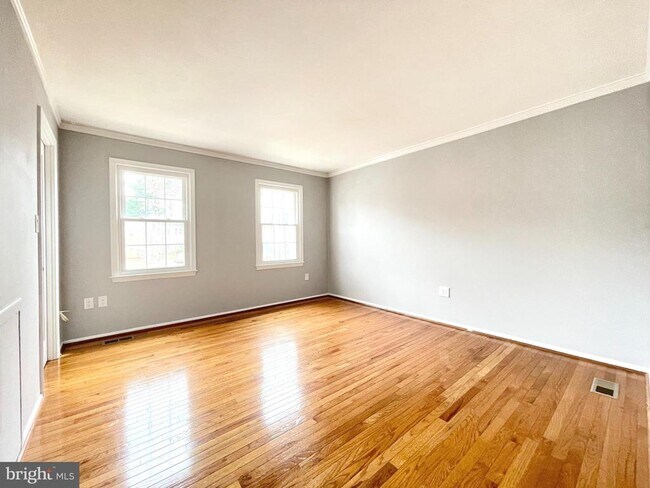 Building Photo - 27 Chantilly Ct