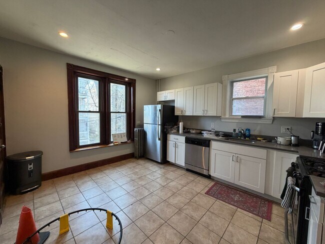 Building Photo - Charming 4 Bedroom-No Broker Fee