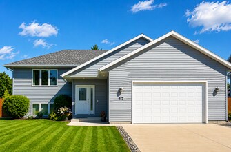 Building Photo - Spacious Split-Level Home with Large Backyard