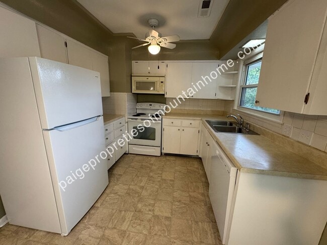 Building Photo - 2/1 in town out of town.