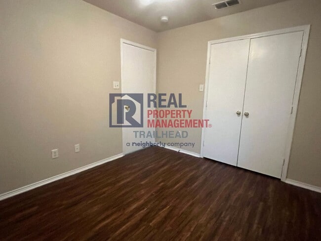 Building Photo - Welcoming - 3 Bed/2 Bath - Move In Ready!