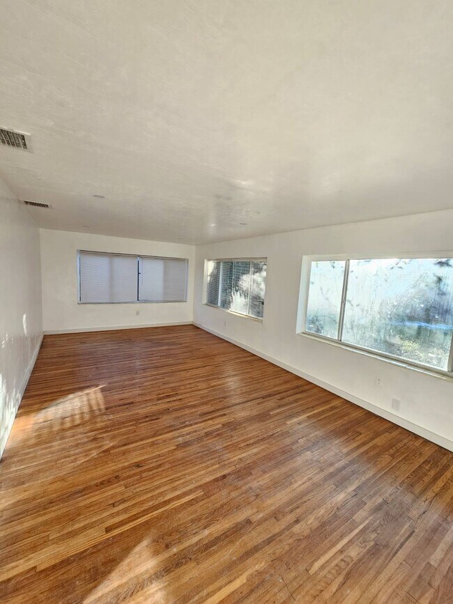 Building Photo - 300 SW 38th Ct