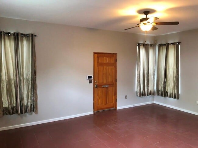 Building Photo - 2202 East Side Dr