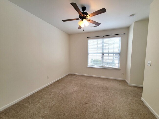 Building Photo - End Unit Townhome in Callonwood, Matthews! Near I-485