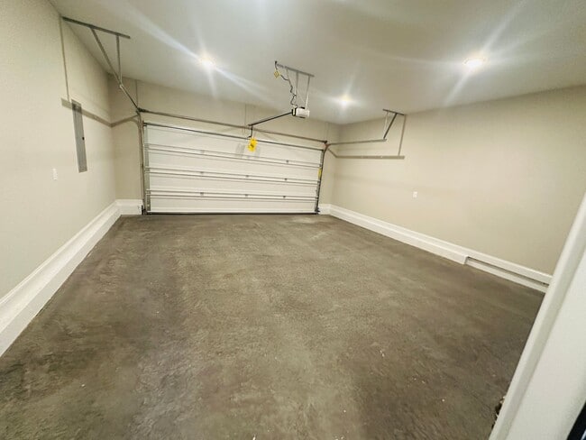 Building Photo - Beautiful Like-New 3 bed/2.5 bath w/ 2-car garage & fenced in backyard available June 24th!