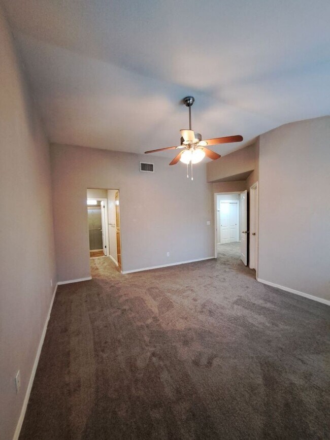 Building Photo - Comfortable 3BR Two-Story Home in Secure Fresno Community!