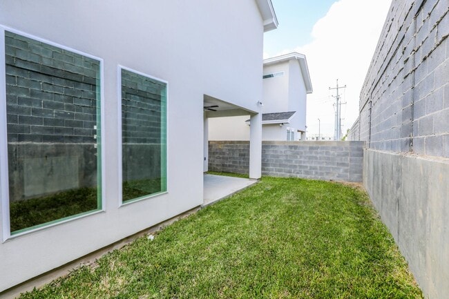 Building Photo - 7525 Cresta Bella St