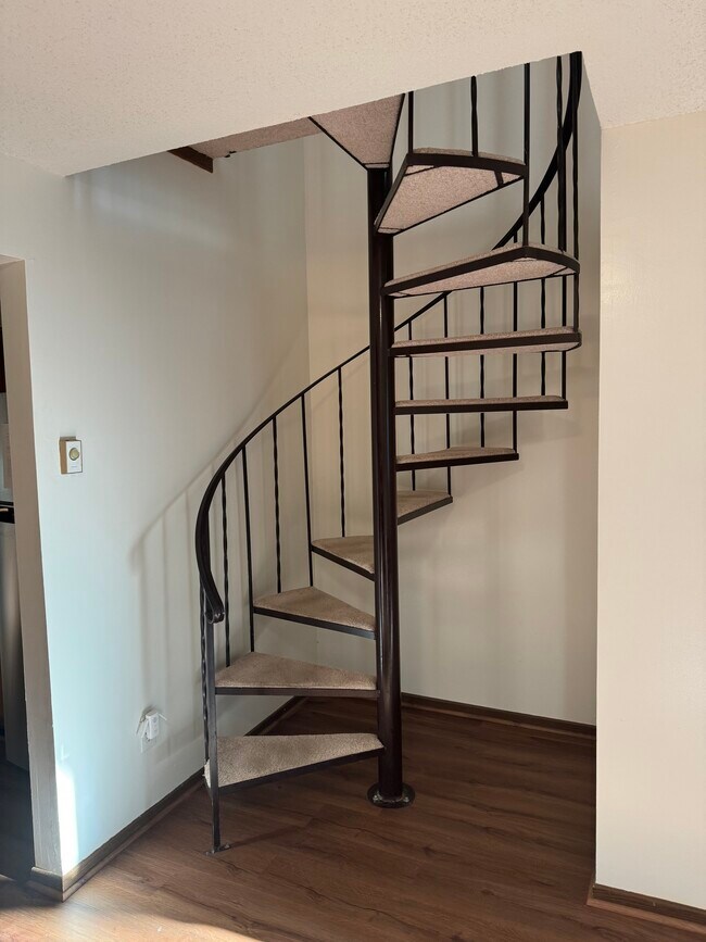Building Photo - 2260 Ridge Dr