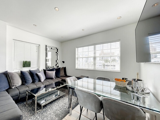 Building Photo - 825 Jimmy Buffett Mem Hwy