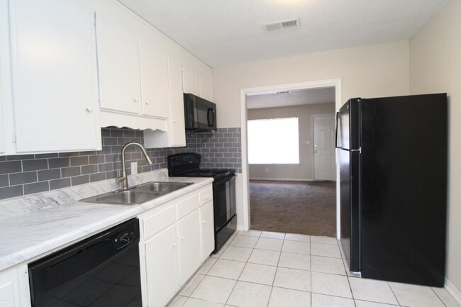 Building Photo - Pet-Friendly 2-Bedroom Duplex with Washer/...