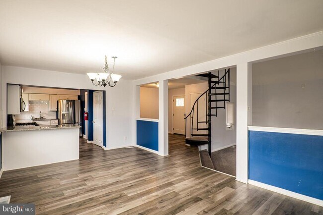 Building Photo - 241 Victoria St