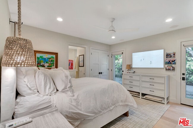 Building Photo - 3859 Rambla Pacifico St