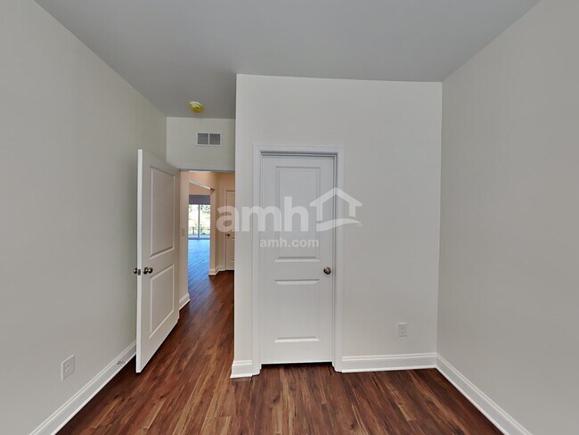 Building Photo - 555 Rivermist Dr