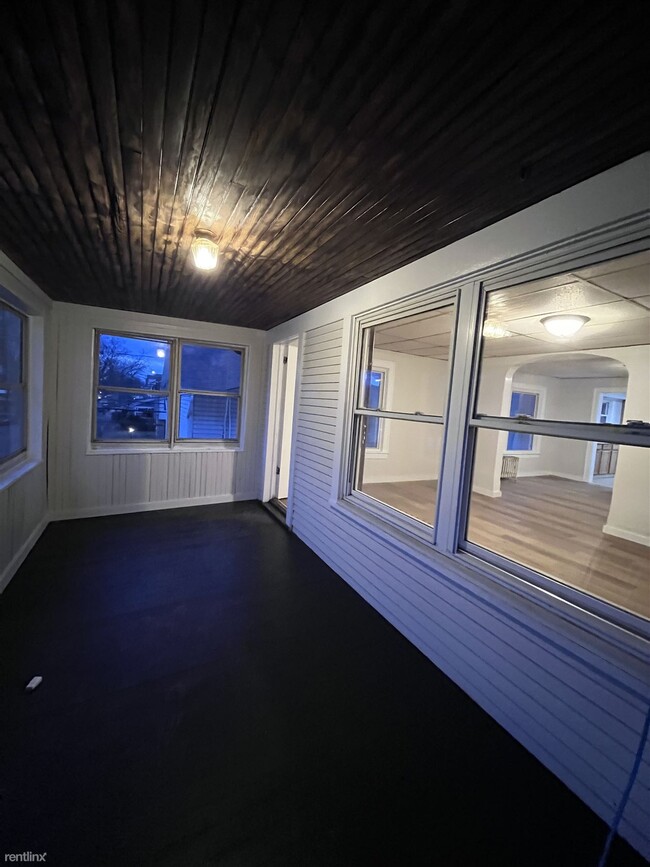 Building Photo - 3 br, 1 bath Triplex - 114 North Thomas Av...