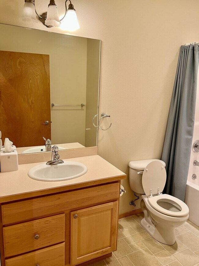 Building Photo - Charming 3 Bed 2 Bath Single Family Home W/ Attached Garage and Private Patio!