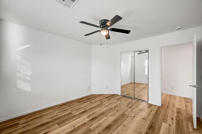 Building Photo - Stunning 4 Bed 2.5 Bath!