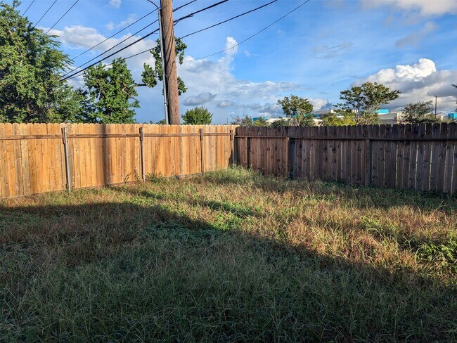 Building Photo - 2402 Raintree Village Dr