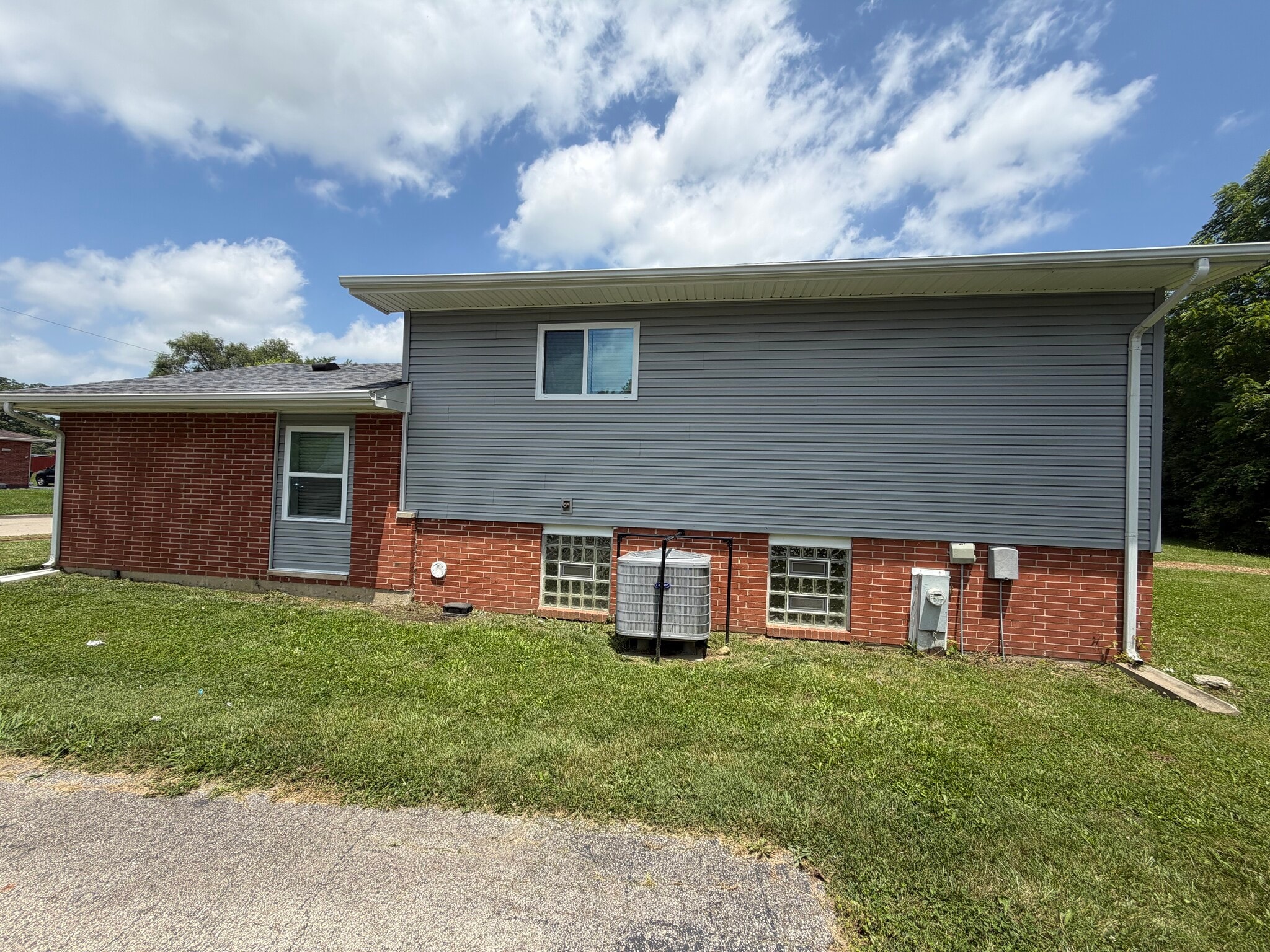 Building Photo - 2020 Val Vista Ct