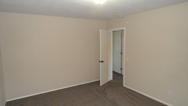 Building Photo - Spacious 6 Bedroom, 3 Bathroom, Single Fam...