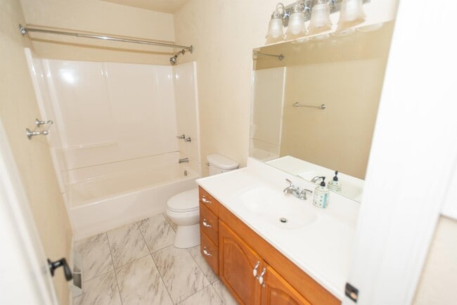 Building Photo - 307 N 3rd St