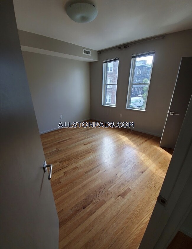 Building Photo - 57 Glenville Ave