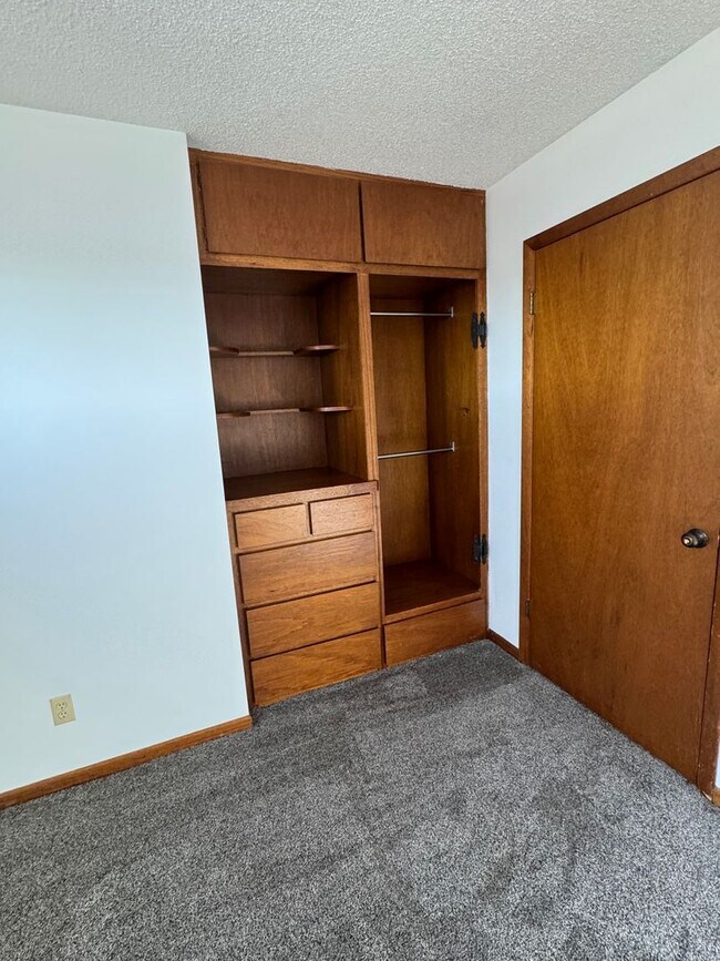 Building Photo - Country living at its best! Traditional farm house avail NOW