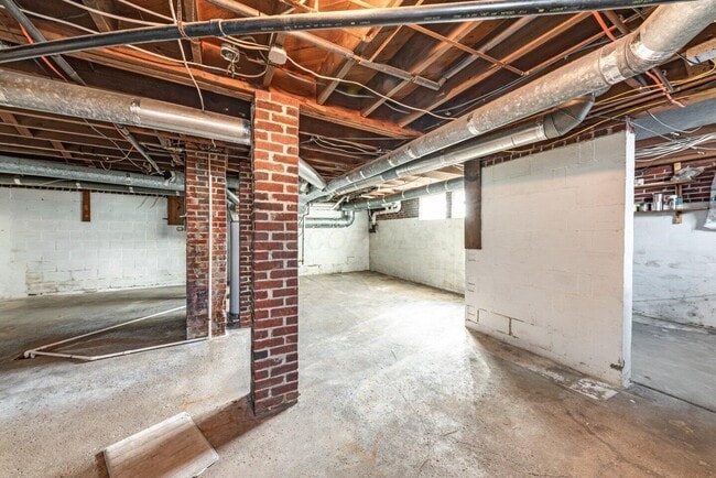 Building Photo - 154 E Main St