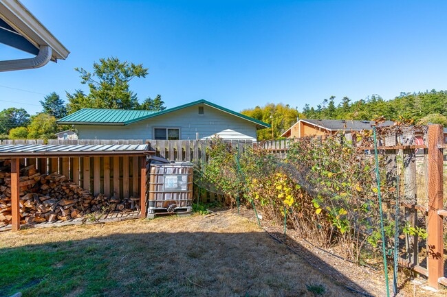 Building Photo - 634 N El Mirador St