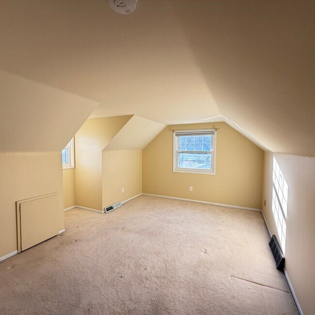 Building Photo - Four Bedroom Home in Forest Hills Schools!