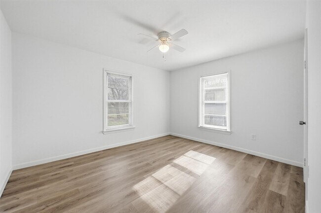 Building Photo - 418 Russell St