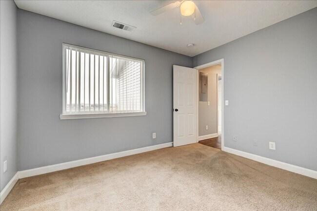 Building Photo - 3 bedroom 2 Bath Large Apartment Home $1,569/mo Rent