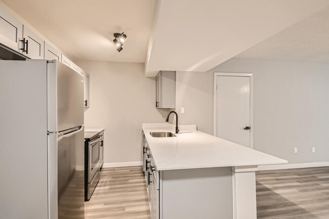 B2 Renovated - 2 Bed 2 Bath - Rise on McClintock