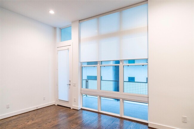 Building Photo - 5869 E Post Oak Ln