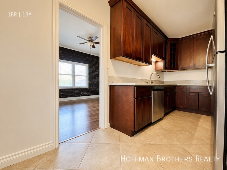 Building Photo - 800 N Las Palmas Ave