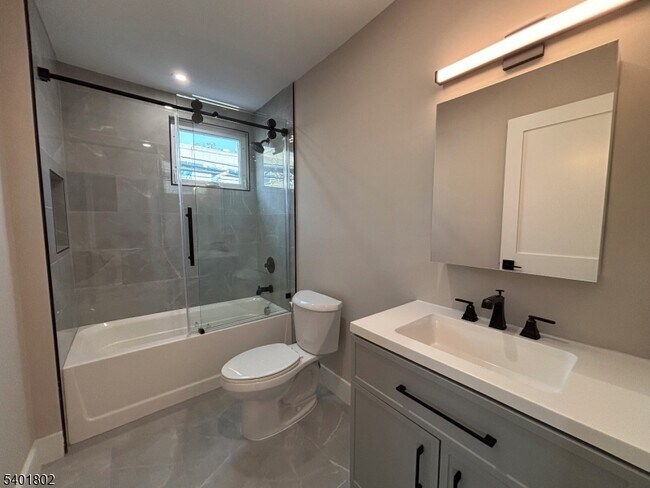 Building Photo - 136 Elm St