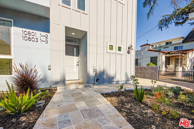 Building Photo - 10803 Kling St