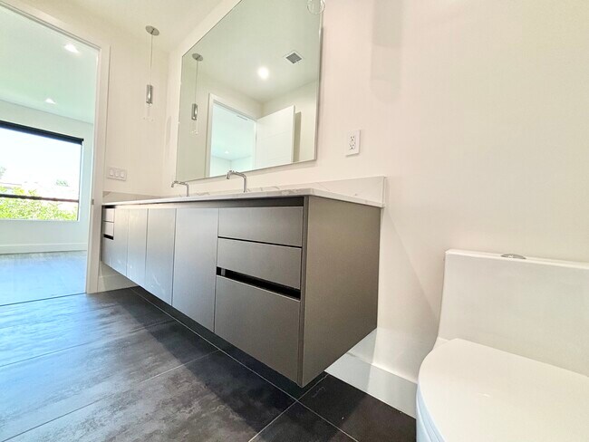 Building Photo - 18303 Oakbury Cir