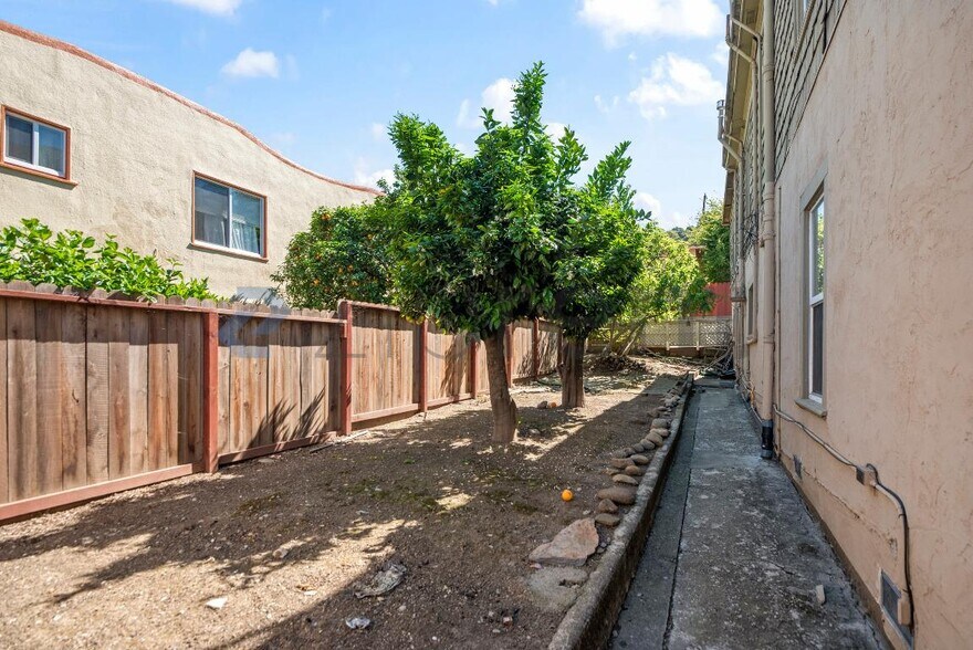 Building Photo - 1613 Pomona St