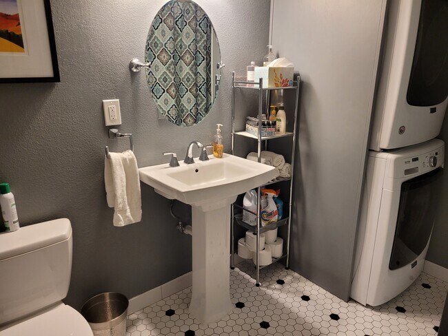 Guest Bath - 1185 Singingwood Ct