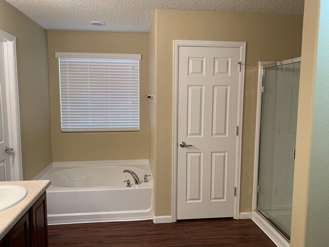 Building Photo - 229 Loma Linda Loop NE