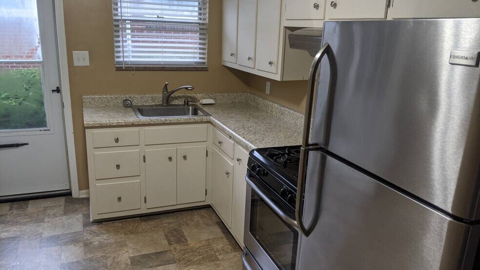 Building Photo - 3002 Mintwood Dr