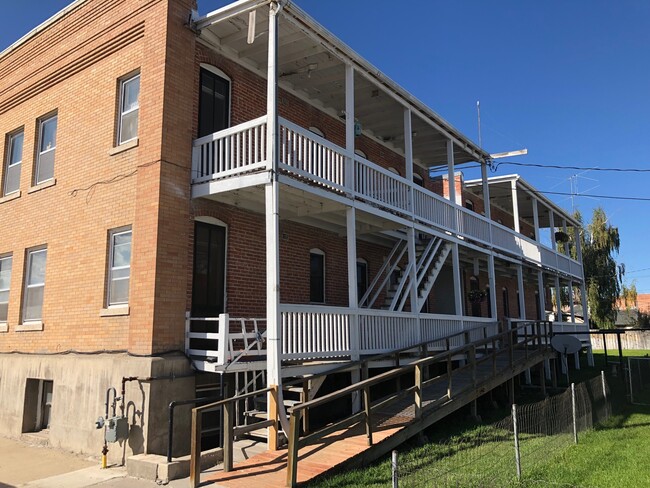 Building Photo - 625 Main St