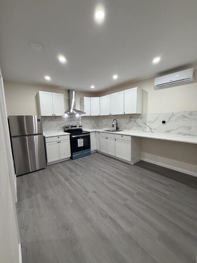 Building Photo - 6-36 Beach 22nd St