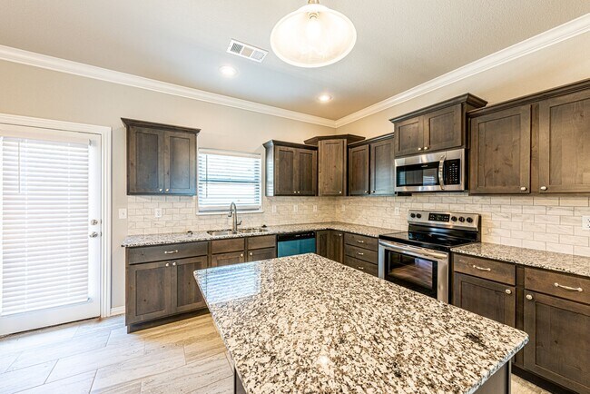 Building Photo - 505 W Laurel Ave, Rogers, AR 72758